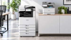 A3-Multifunktionssystem Canon imageFORCE C3126 mit vier Papierkassetten neben dem kompakten A4-Multifunktionsgerät Brother MFC-L8970CDW auf einem Sideboard